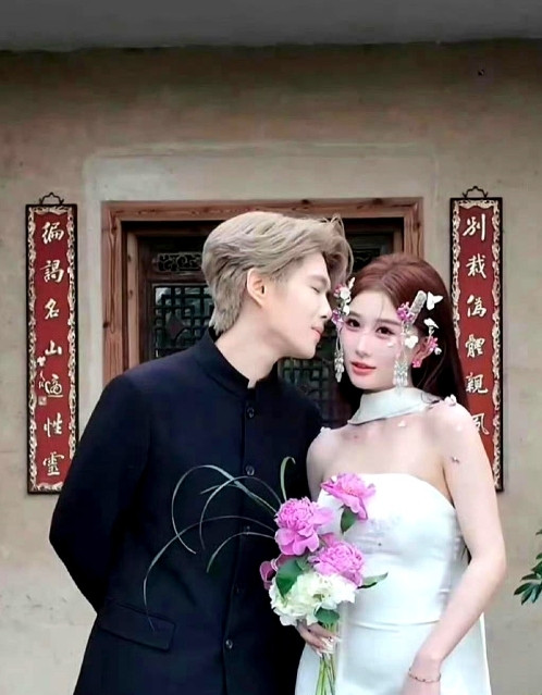 终于！鹿哈结婚了，新娘很漂亮。看到结婚照的时候愣了一下，心想怎么没听过鹿