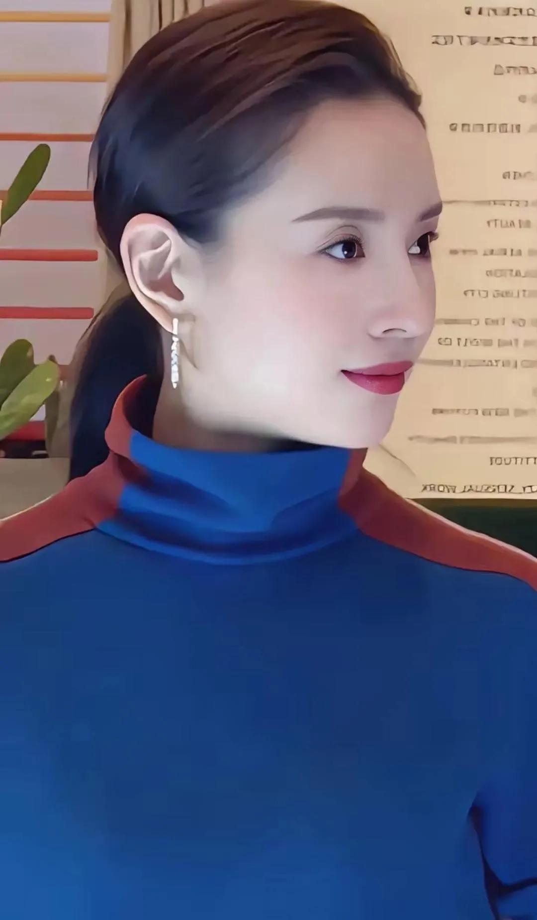  没想到董洁驾驭这种飒爽风格也这么出彩，利落的马尾衬得五官更精致，蓝红撞色的高领