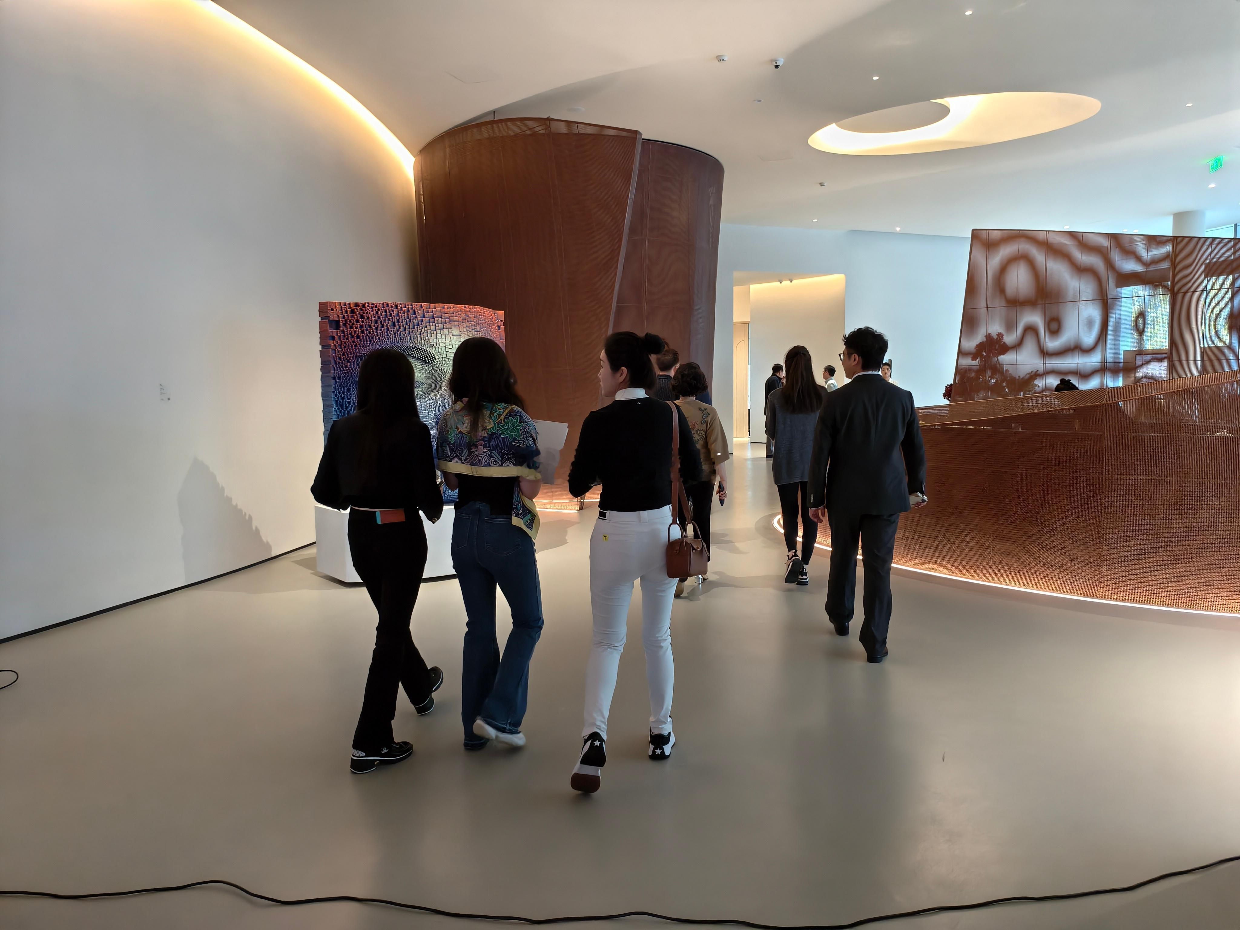 工作日下午四点多，5000万起步的中信信悦湾，验资2000万的看房人群络绎不绝，