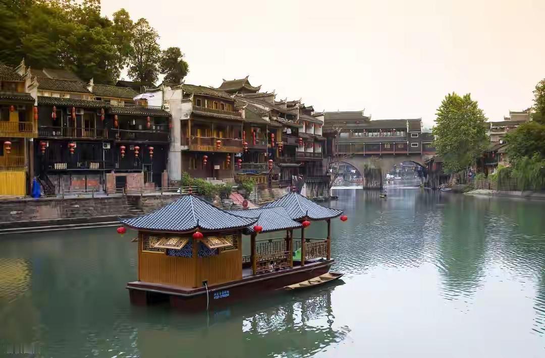 我数了数自己去过的湖南山水，刚好4个。按网上那个说法，算“合格”。但我心里不服—