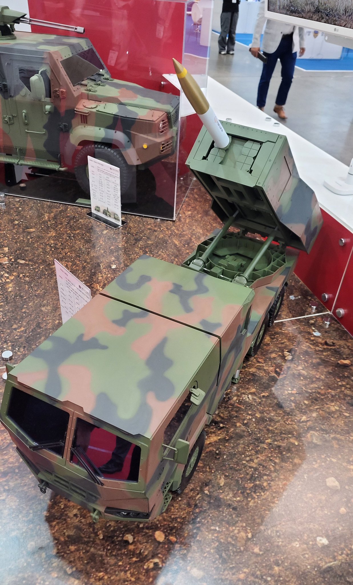 每天认识一件兵器韩国韩华宇航的新一代火箭炮:●HPRS（高性能火箭炮系统）：