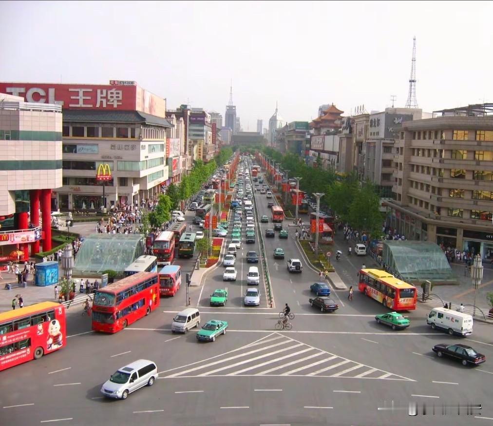 20年前的西安南大街拍摄于2006年600路公交当时是中轴线上的主力