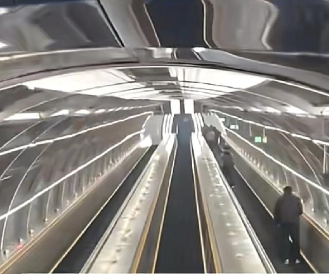 果然，西安的朋友特别懂得地铁设计。最近，西安地铁，15号线皇子坡站已经对外开放了