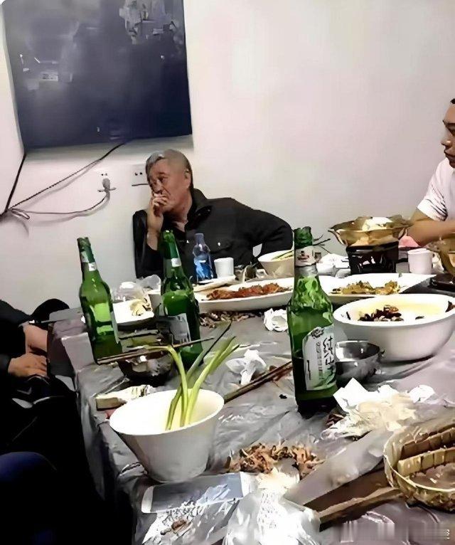 68岁赵本山，一顿家常饭撕开多少有钱人的遮羞布。没有茅台燕窝，不摆排场，一件老头