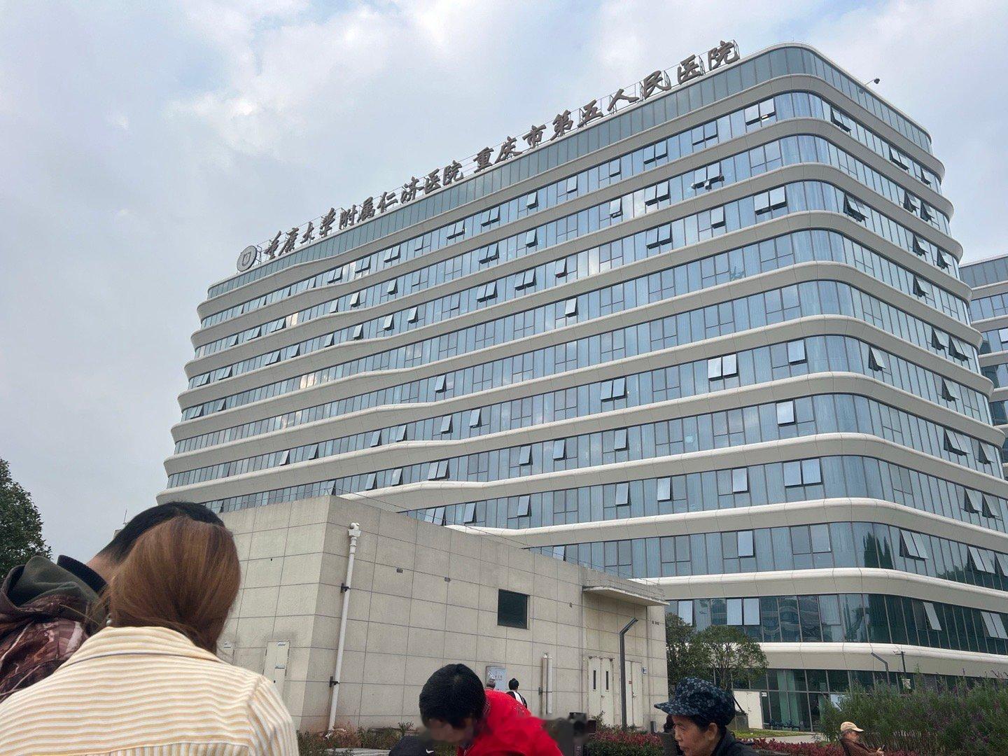 乖妈去医院探望她的大舅。