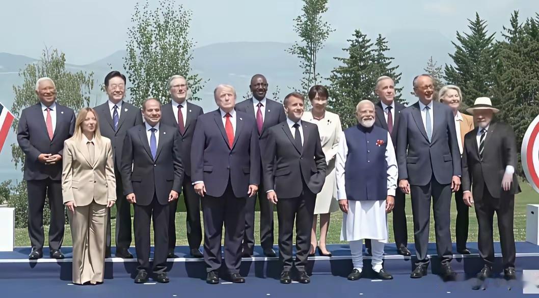 G7峰会的合影里头站满了人，莫迪站在了近乎C位的位置上，韩国总统和巴西总统也在里