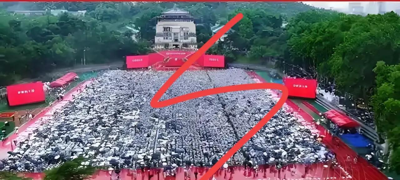 看见网友发的照片，说武汉大学大雨当中举办了今年的毕业典礼，弄的毕业生家长各方面都