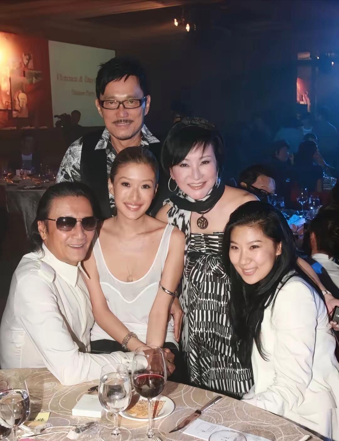 拍摄于2011年，谢贤与前女友CoCo、女儿谢婷婷、前妻狄波拉以及狄波拉老公江耀