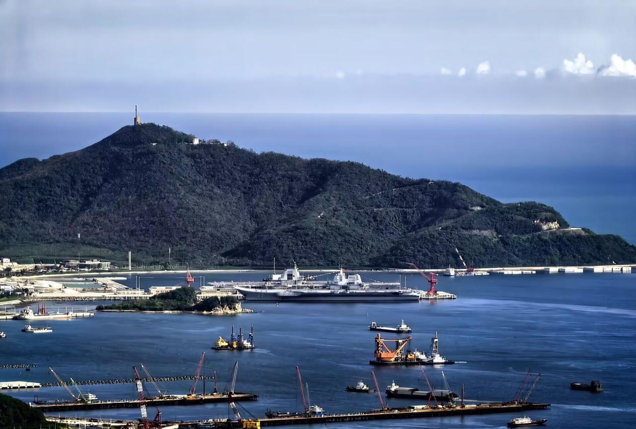 “福建”舰首次抵达三亚母港，“山东”舰和“福建”舰也首次同框靠泊在一起，上午出了