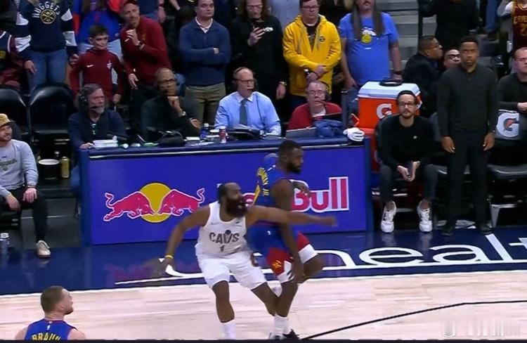 迟到的正义，被哈登饭圈粉称之为审判之投的哈登三分决平两极反转，裁判报告说明哈登在