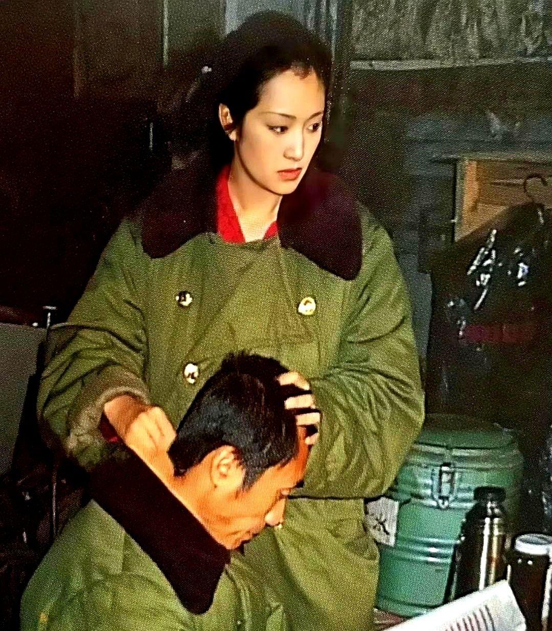 别信什么“婚姻只是一张纸”的鬼话。1995年，巩俐陪了张艺谋8年，功成名就，