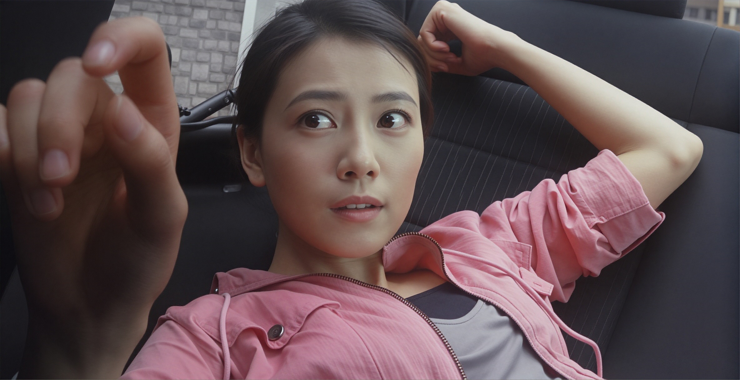 高圆圆这躺靠的姿态，自带一种松弛又灵动的氛围感，眉眼间满是随性舒展的气质。干净