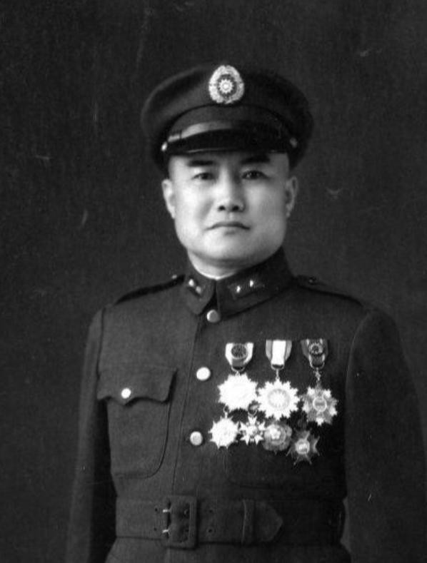 1948年，女儿飞赴沈阳劝父亲周福成起义，周福成拿枪顶住她额头，问她："我如果投