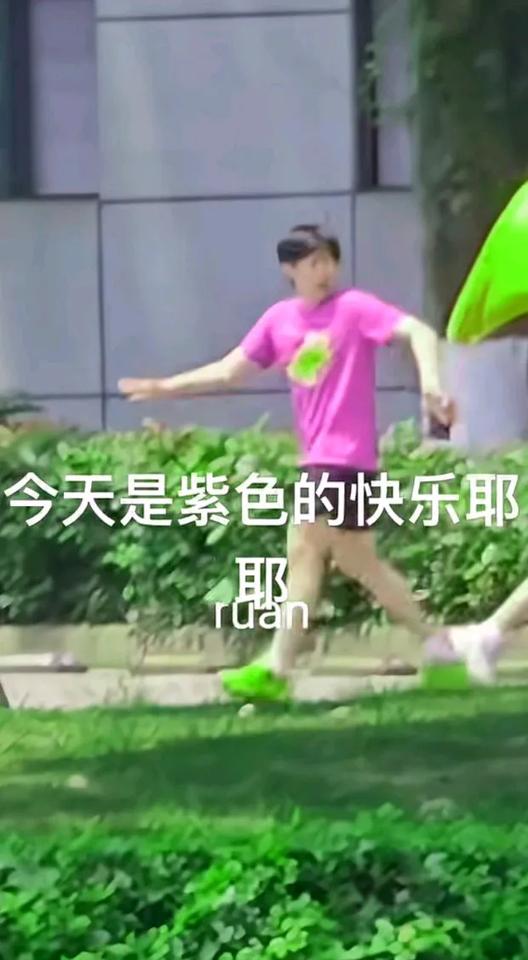 今天是紫色的头头我在想咱们莎宝穿紫色一定特别好看自从练了混双他格外的开心
