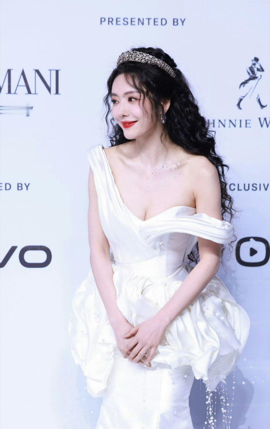 蔡文静这身白色礼服太美啦！优雅气质～妥妥的女王！🙌🙌​