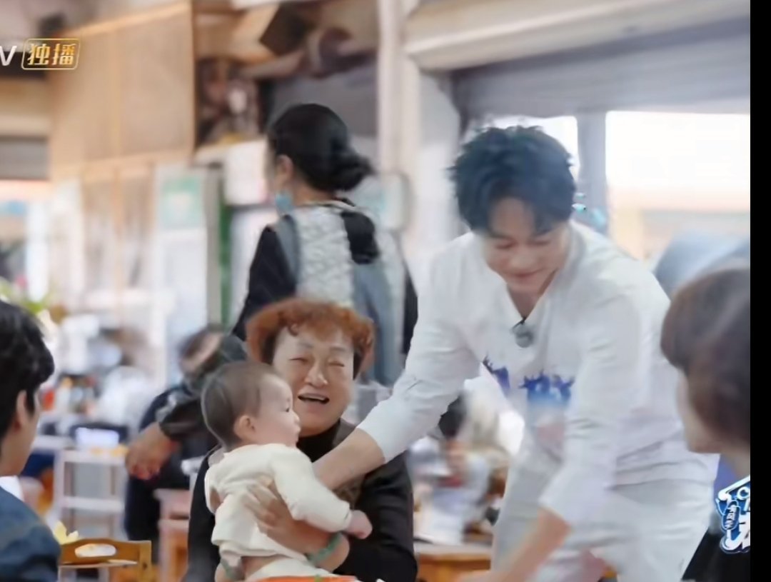 太搞笑了，苏醒因为自己只有两个儿子，想抱抱女孩，结果小女孩不愿意被他抱，愿意给张