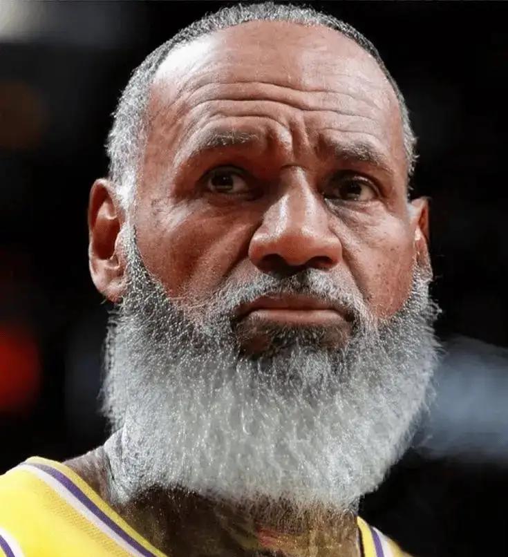 别再盯着詹姆斯的数据表不放了。那上面的数字，早就不是他最吓人的地方。真正让人