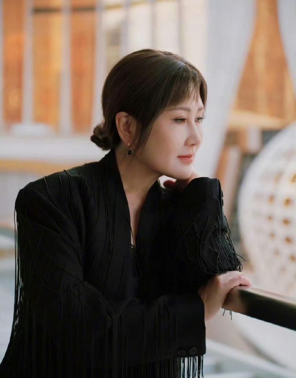 张凯丽糊涂啊好好穿足力健不好吗偏偏不服老，硬往年轻里整不说穿搭，就看这鼻子