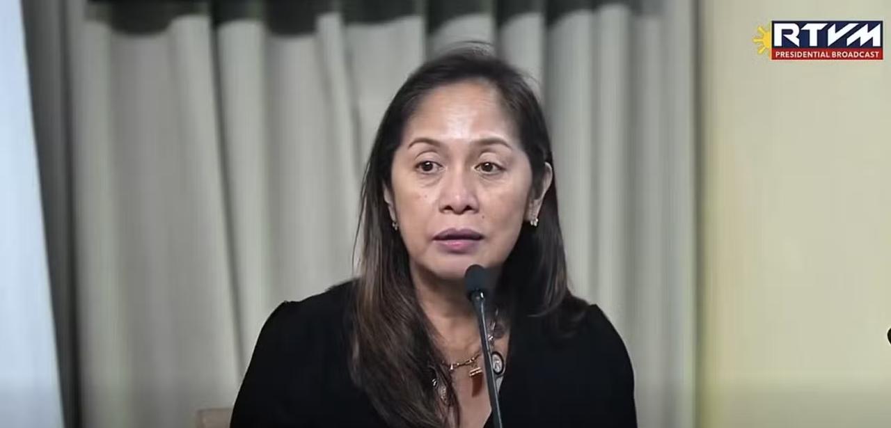 菲律宾周二表示，由于霍尔木兹海峡遭到封锁，依赖进口的菲律宾正努力补充短缺的燃料供