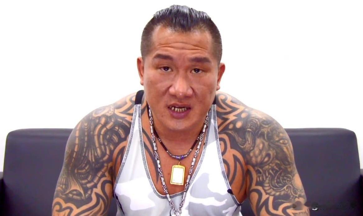 馆长绝对是条汉子，也是一个希望两岸统一的人。有人让他在视频中播放《把胜利的旗帜插