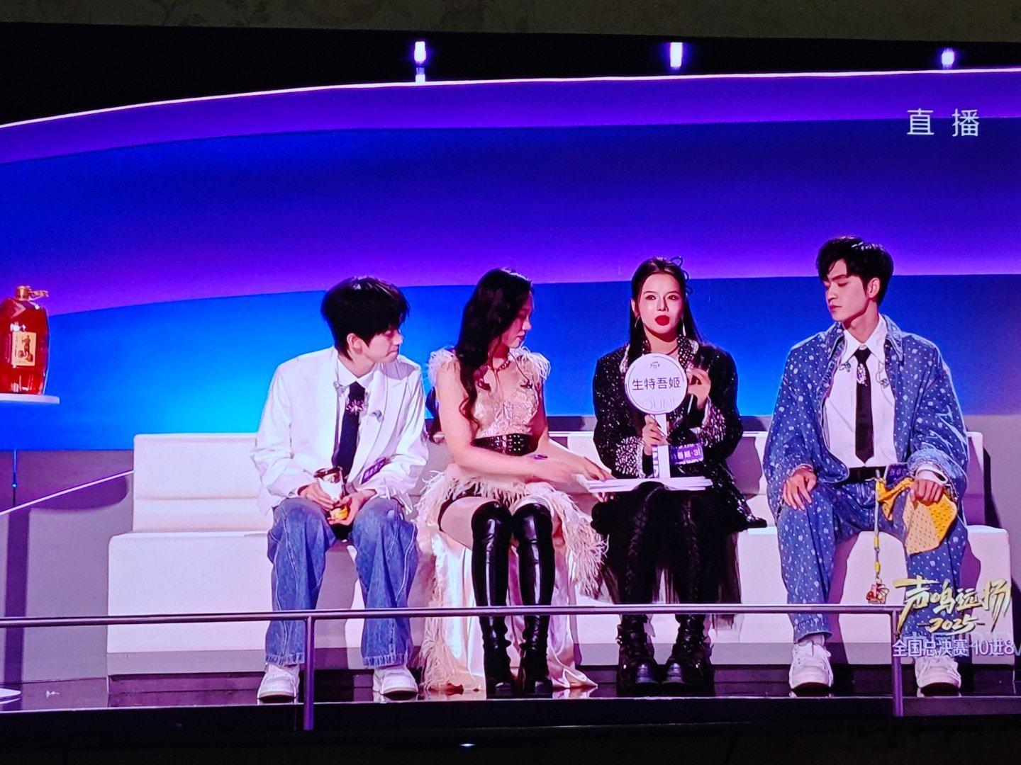 湖南卫视《声鸣远扬》可看性更强，因为赛制更精彩，选手状况多，评委不专业，主持人收