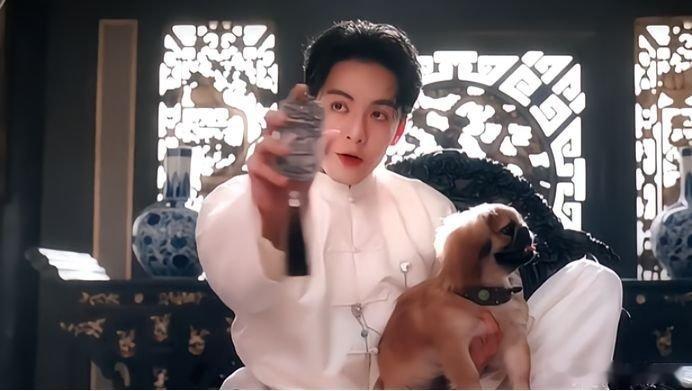 终于明白，为什么吴老狗抱着狗坐在佛爷位置上时，大家震惊却都没阻止了，连半截李都没