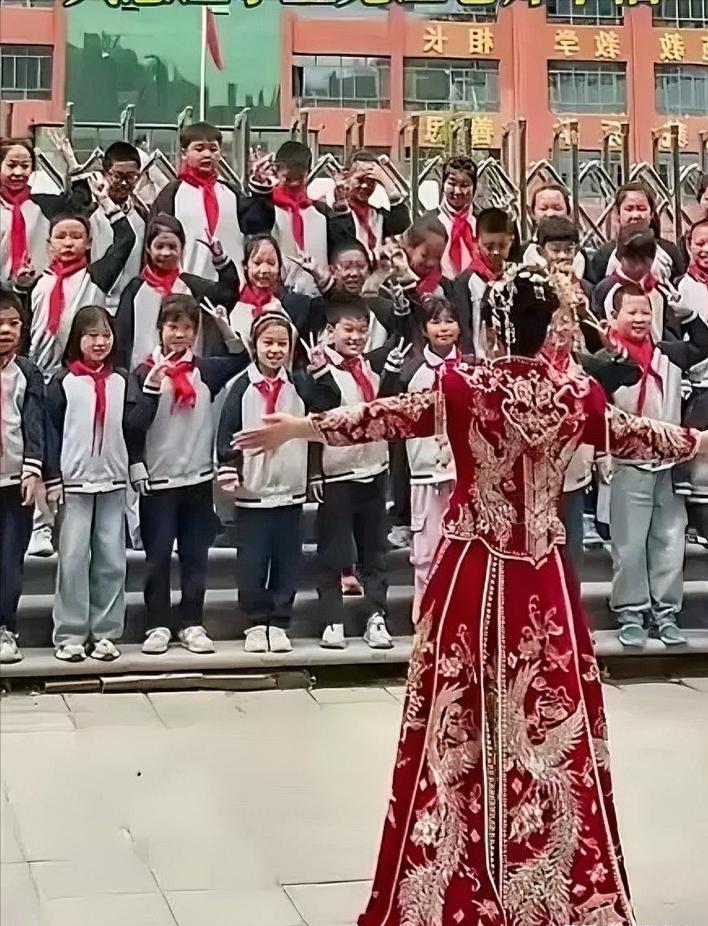 这个女老师火了！3月5日报道，陕西一位女老师邀请全班小学生来参加自己的婚礼，家长