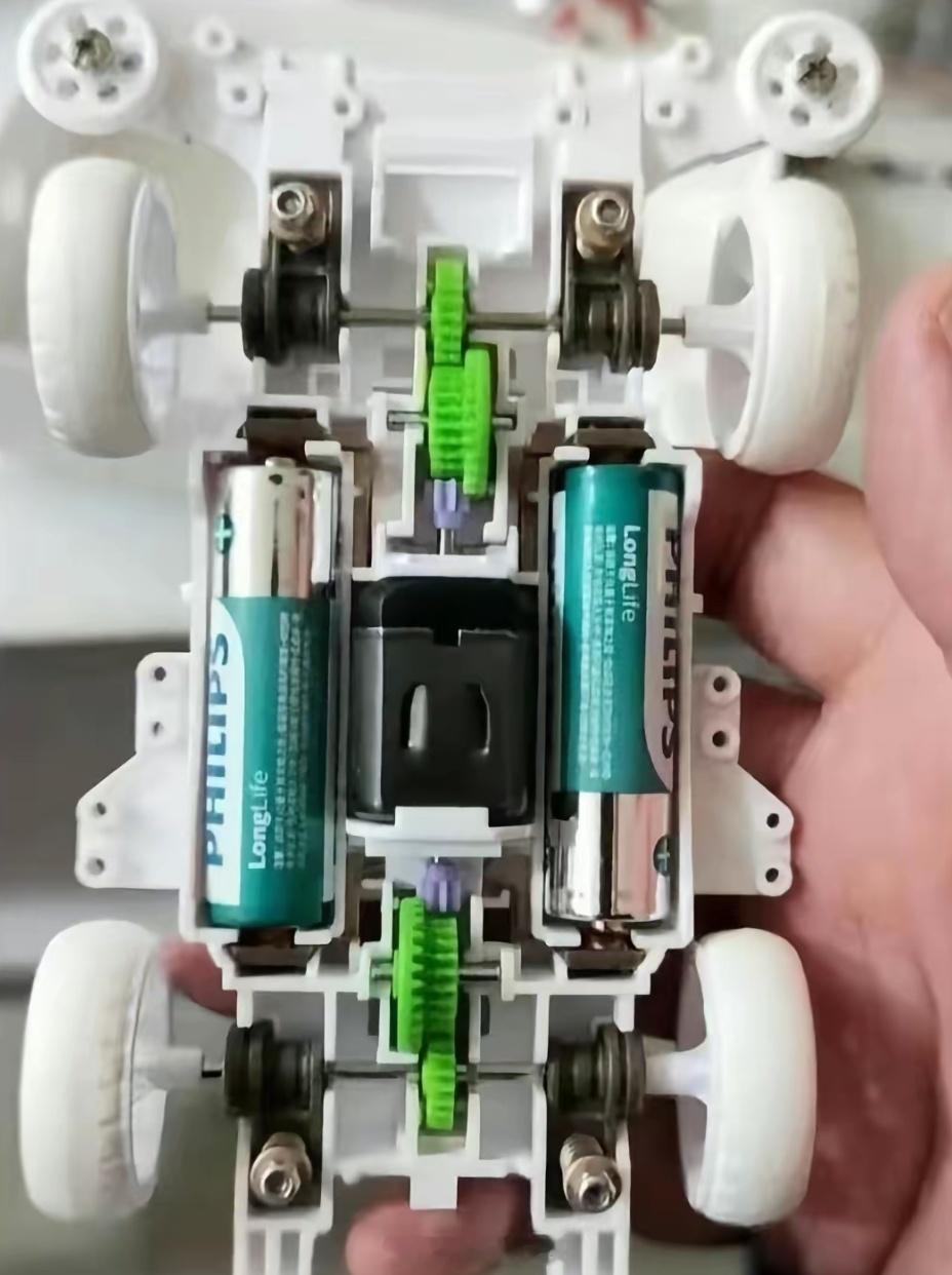 我想到一个问题，新能源会不会也像手机一样反向升级，让车机变卡或者砍续航什么的，有