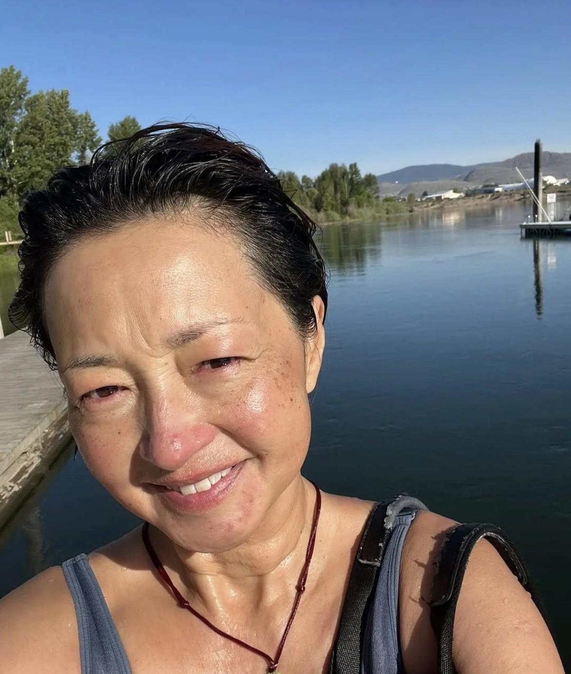 55岁的李琦红太松弛了！曾经惊为天人的小郭襄，如今毫不掩饰选择自然洒脱地老去。我