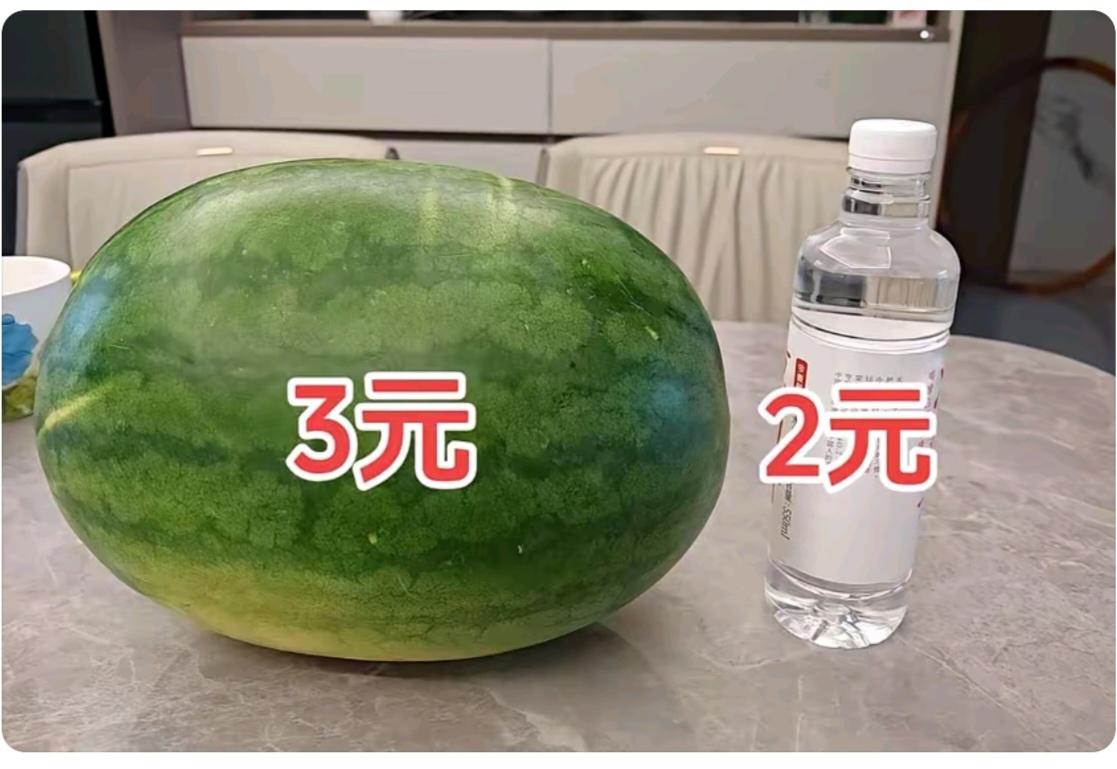 赞“科技”图中画面太美啦；农民种的大冬瓜；还有矿泉水一瓶；价钱明码实价标