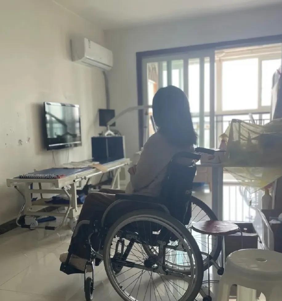 公公买菜忘带钥匙，翻窗进屋，看见瘫痪8年的儿媳正扶着墙一步步挪。她看见他，手一松