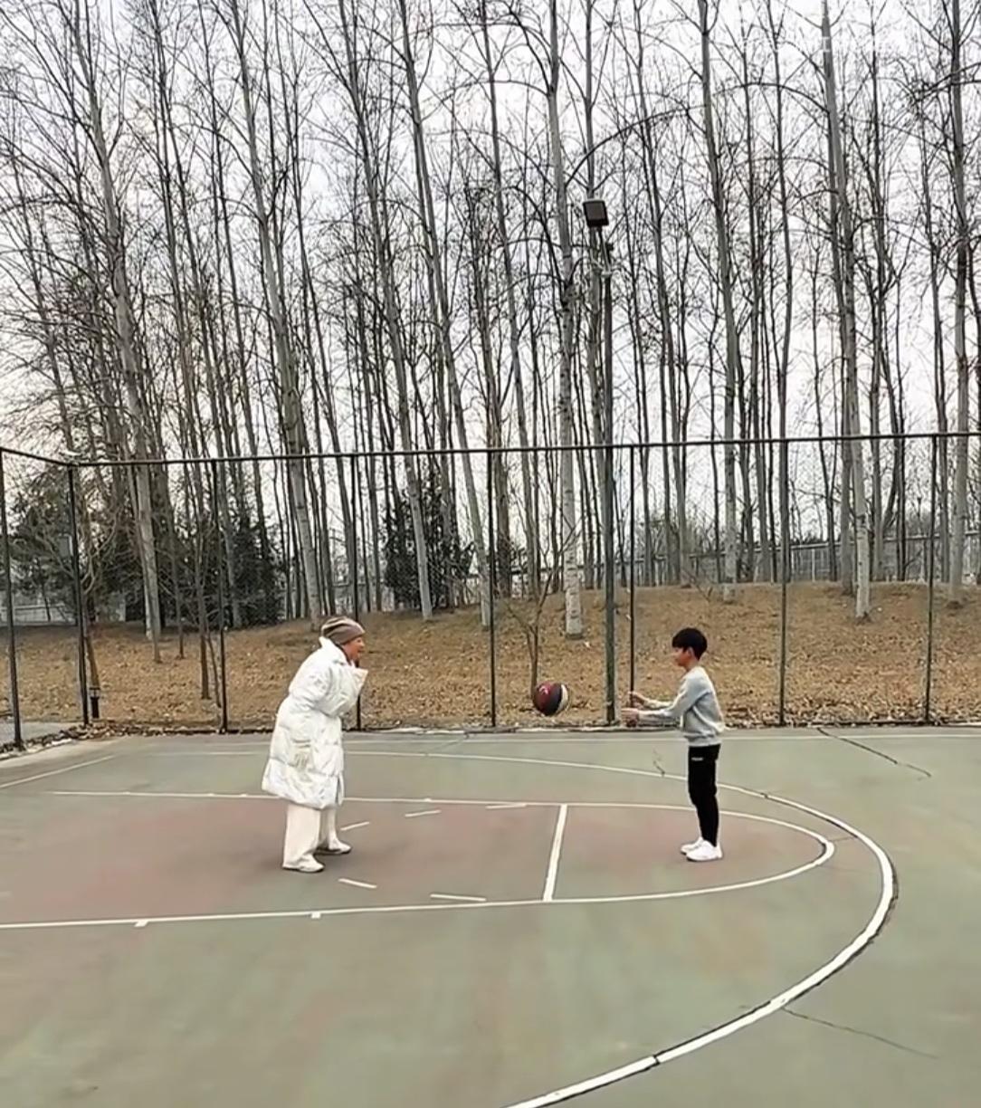 张兰和孙子小霖霖一起打篮球。本来这温馨画面很感人结果却被黑粉黑成蹭孙子流量不说