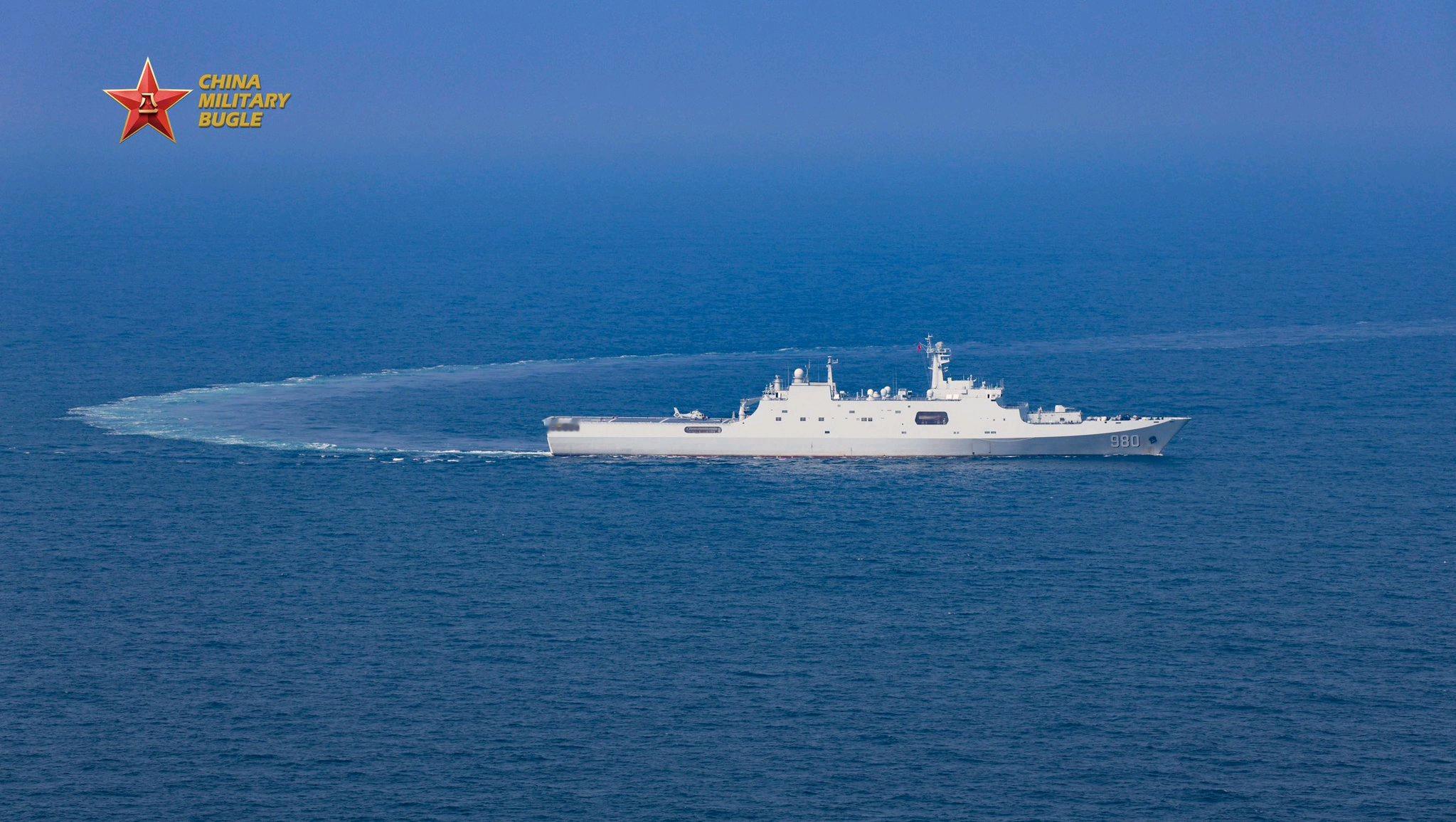 071龙虎山舰出海训练直-8/9着舰、气垫艇/两栖战车出坞、主副炮实射俯拍视角可