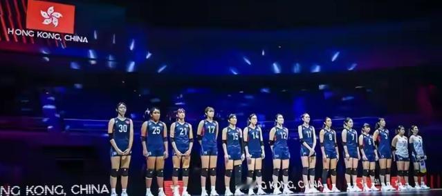 终于明白中国香港女排为啥敢这么干了？看她身边站的教练是谁，瞬间懂了！这名教