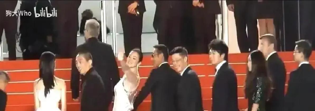 红毯。张艺谋的手伸出去。零点三秒的延迟。巩俐的指尖已经搭上陈道明的臂弯。