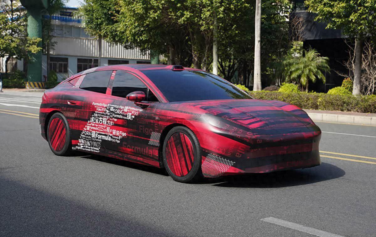 【方程豹全新四门轿跑谍照曝光】对于2026年的中国车市来说，四门轿跑或者旅行车