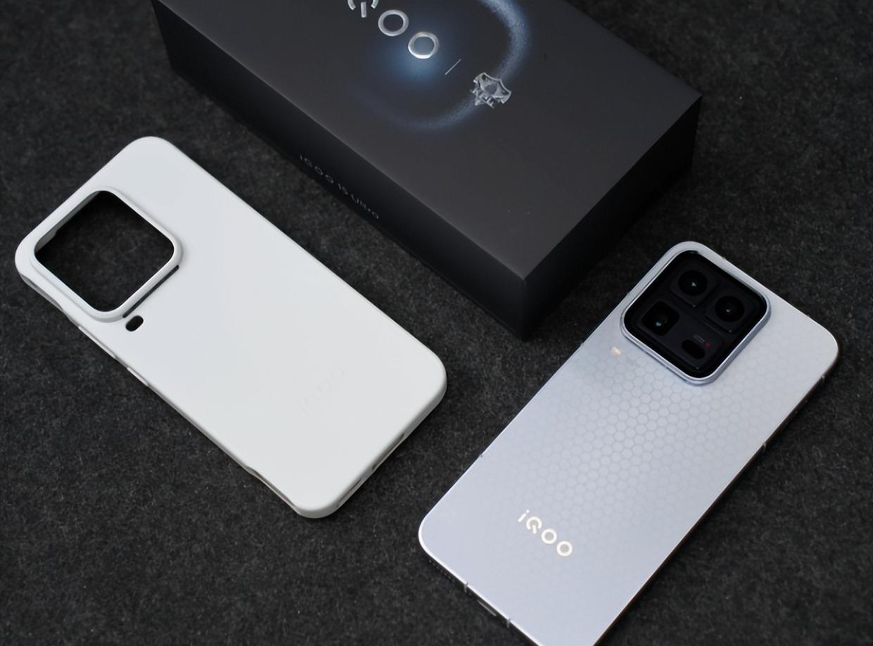 iQOO15UltravsvivoX300Pro硬核对比：选对不花