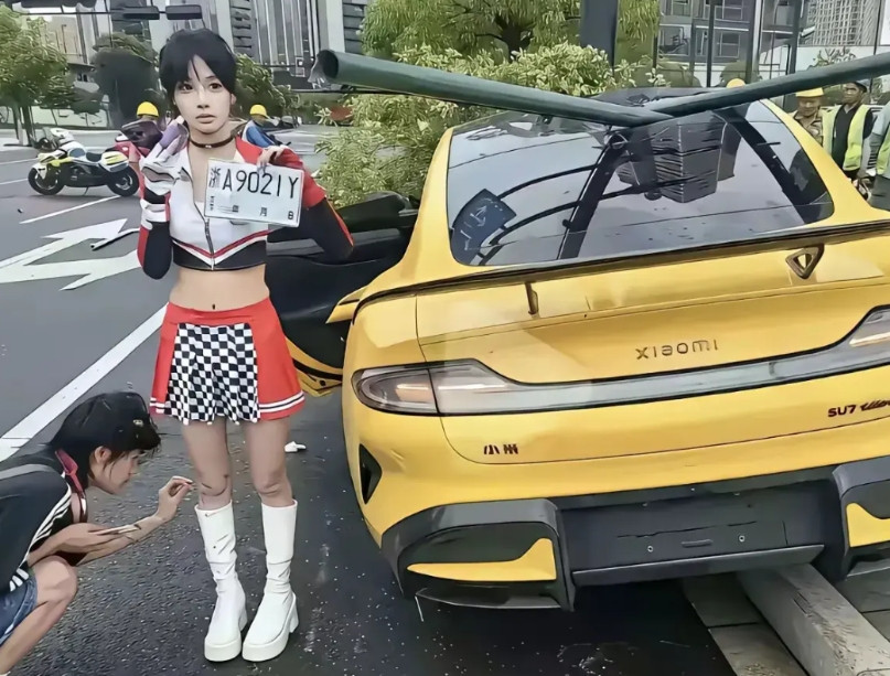 开车就好好开车，把小米SU7撞成这样，太可惜了。