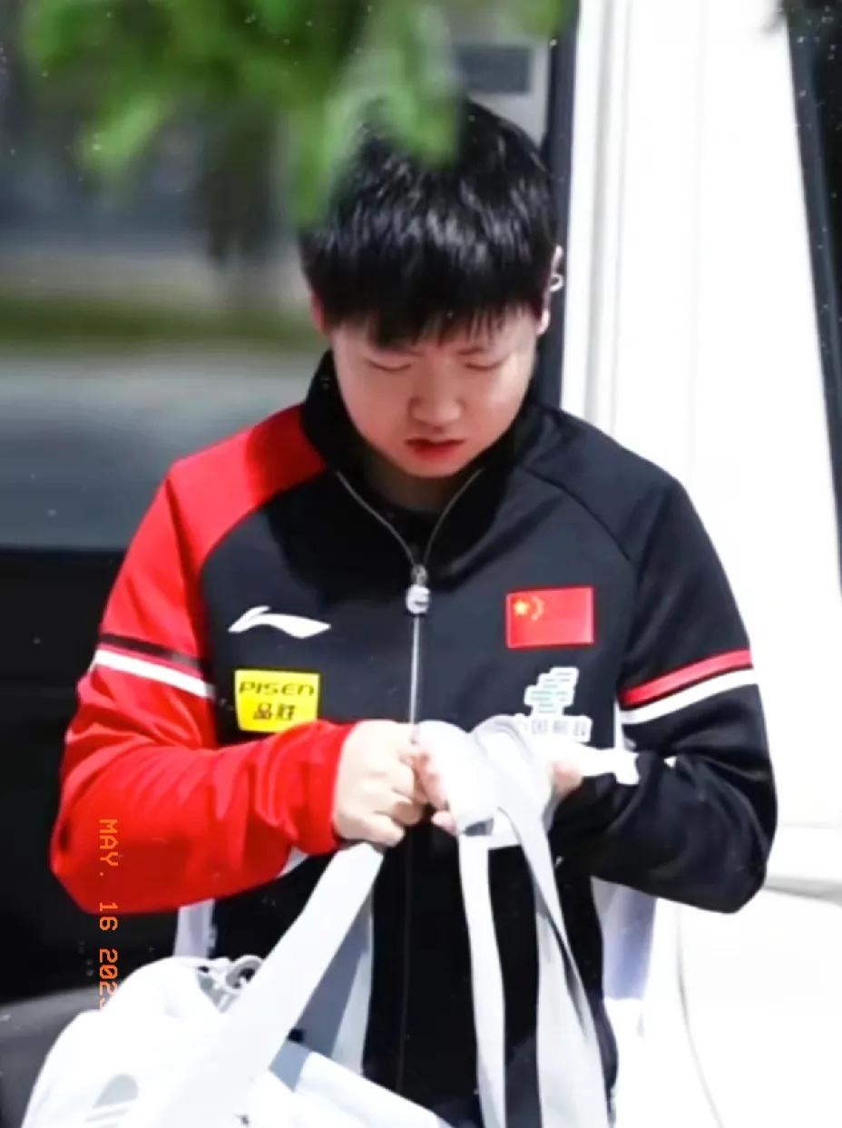 多哈世乒赛倒计时1天，今日份国乒全员统一服装，秦志戬带队今日份国乒统一服装整