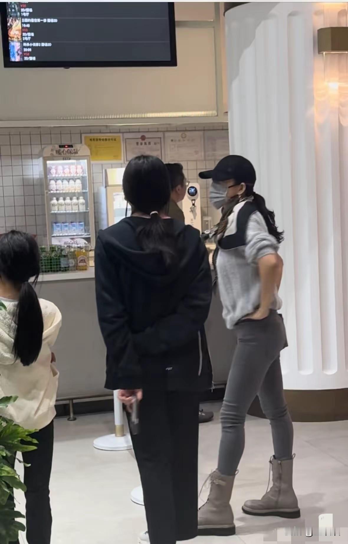 章子怡，带女儿参加阿那亚活动！10月4日，有网友在阿那亚国际舞蹈节见到大明星章