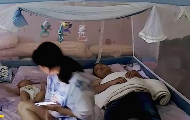 江苏一家三口妈妈睡前躺在床上玩手机，女儿和爸爸都已入睡，妈妈无意间一扭头，突然发