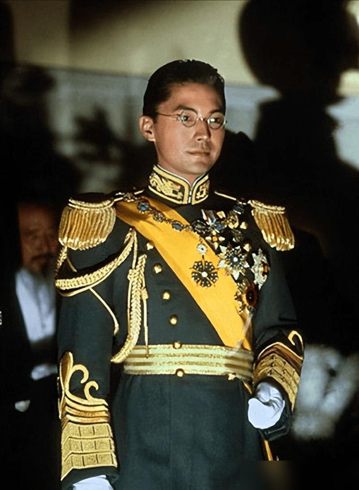 全球影迷对着尊龙那张绝世神颜疯狂尖叫，溥仪的亲弟弟溥杰却连连摇头，转身塞给穷小子