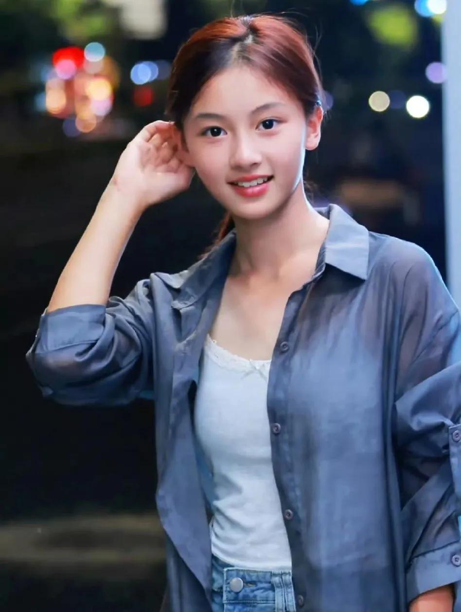 一摄影师逛街时拍到了一个很有灵气的小姑娘，有人看到以后就去艾特于正了，本来以为于