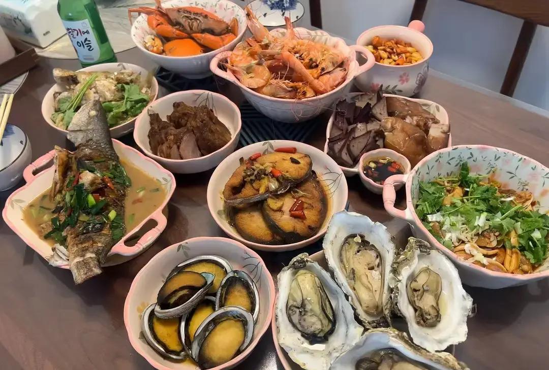 朋友爱人五姐妹全搬进同一个小区，开头天天串门像拍连续剧。大姐家最穷，每次聚餐