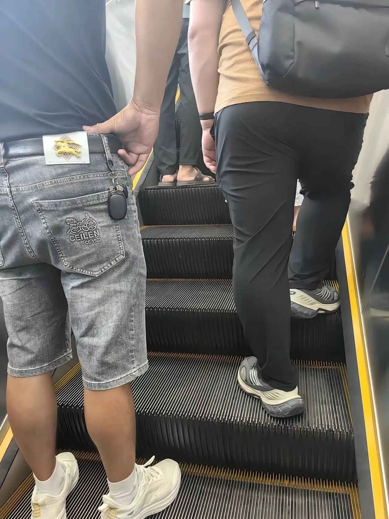 屁股镶金条的大哥！今天上班地铁偶遇一大哥，腰上这个大logo金灿灿好酷炫。谁能告