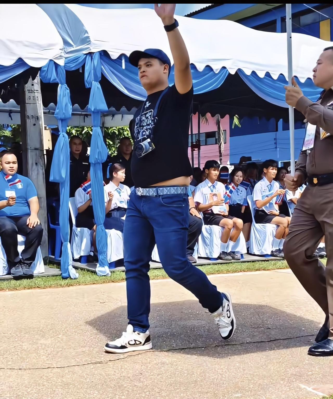 提帮功王子回国度假，一袭休闲服又高又帅提帮功已返回曼谷，却因苏提达“雪藏”，暑