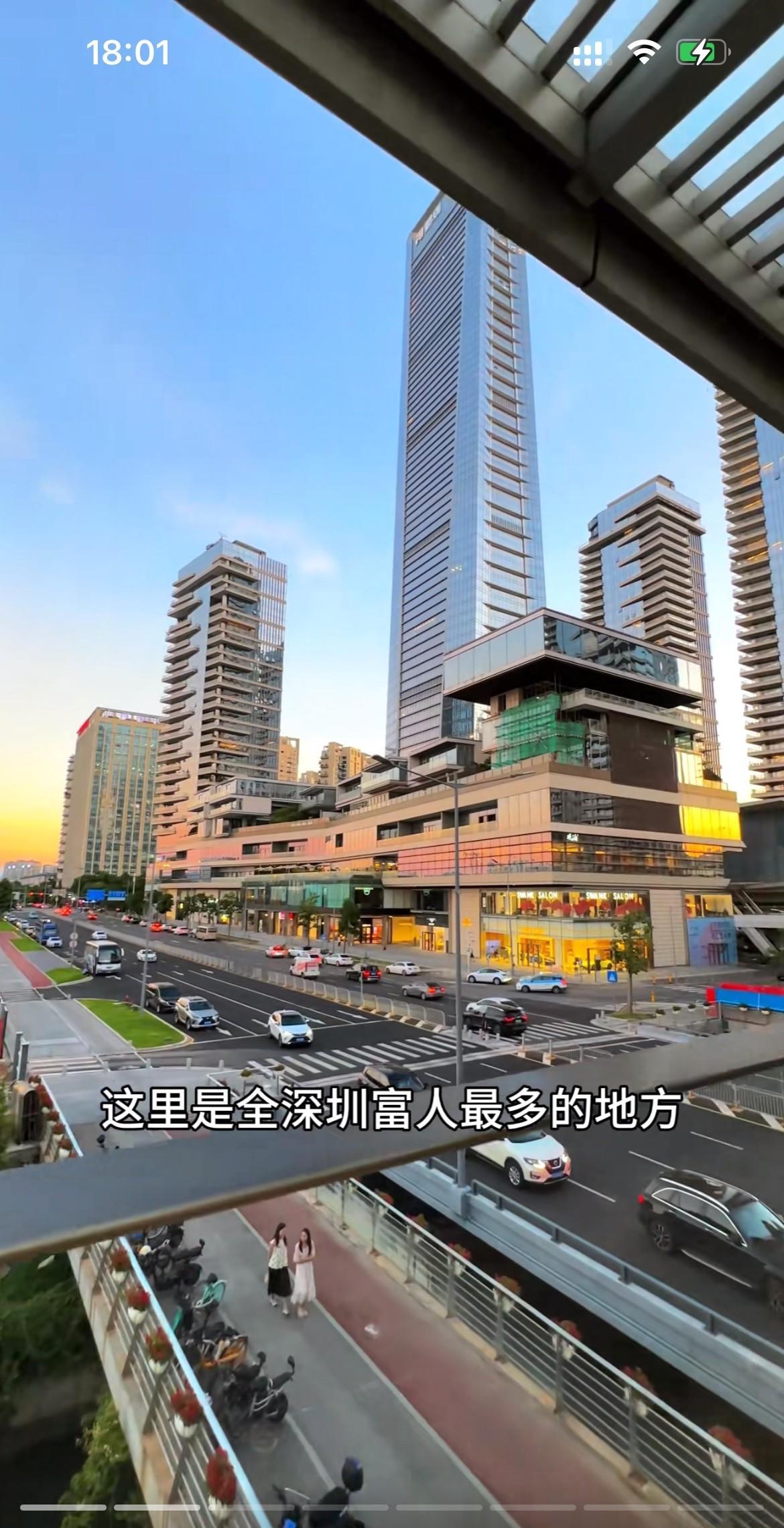全深圳富人最多的地方，深圳湾一号，楼下停的不是法拉利就是宾利劳斯莱斯，能买得起这