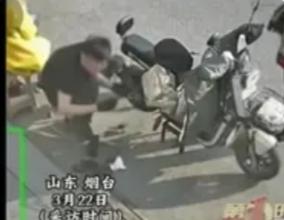 山东修车店暖心一幕：老板细心呵护生病孩童，网友直呼“活该发财”