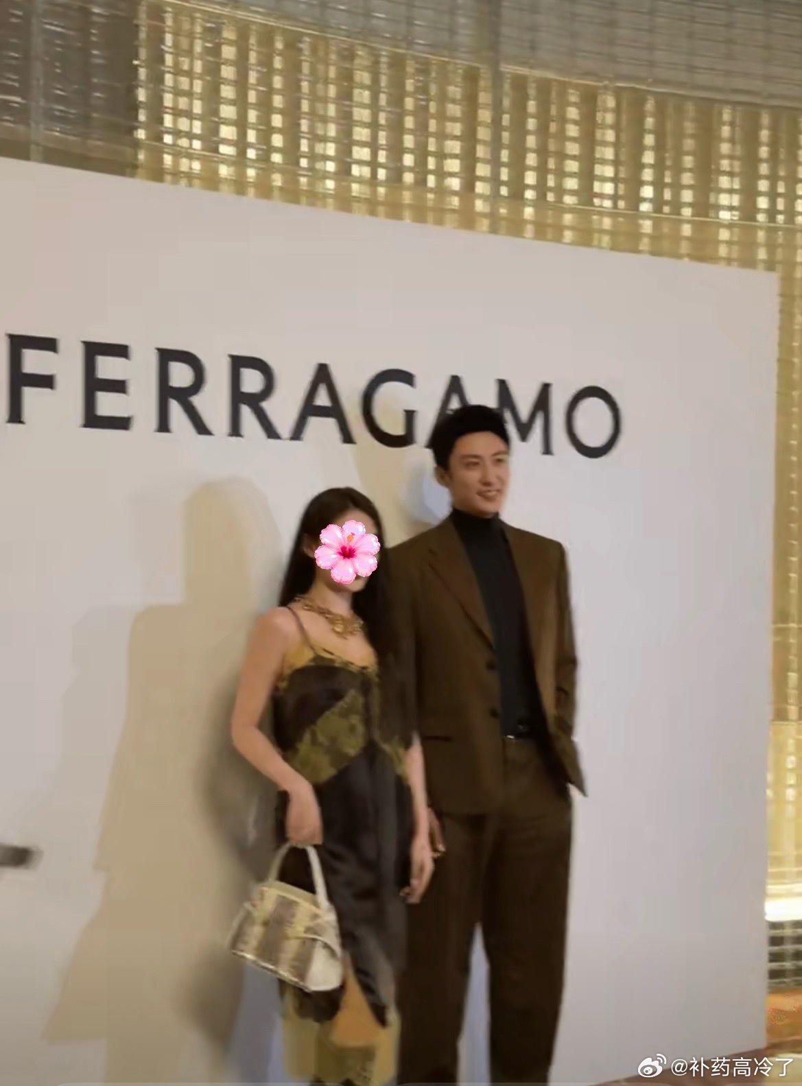 黄景瑜成富婆打卡点哥了，每个女生过去都很显瘦，还得是像黄这样的高壮有魅力男！