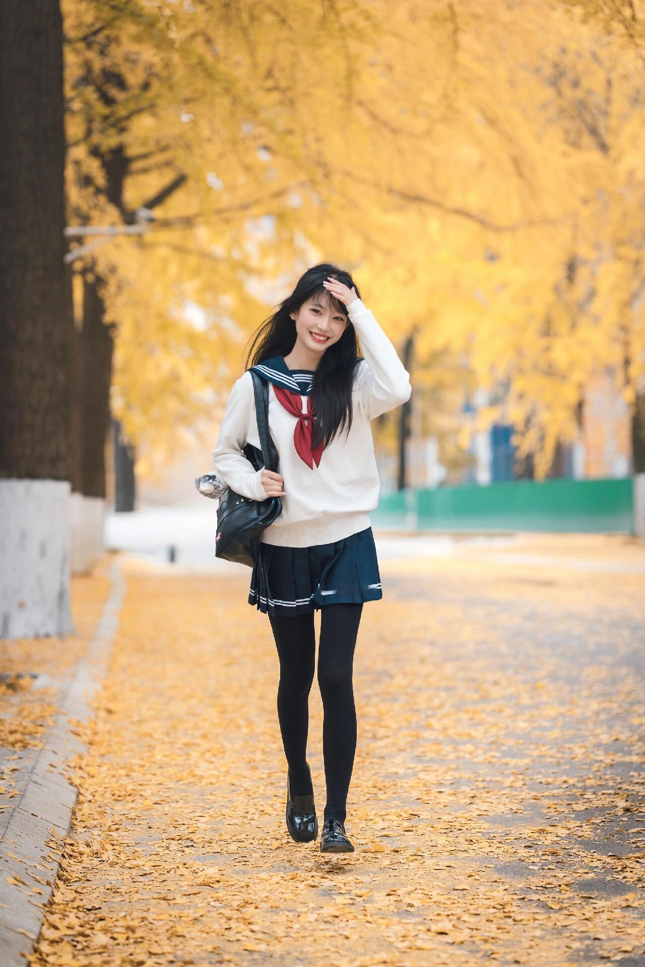 秋日漫步，落叶纷飞，少女甜美微笑，青春洋溢！